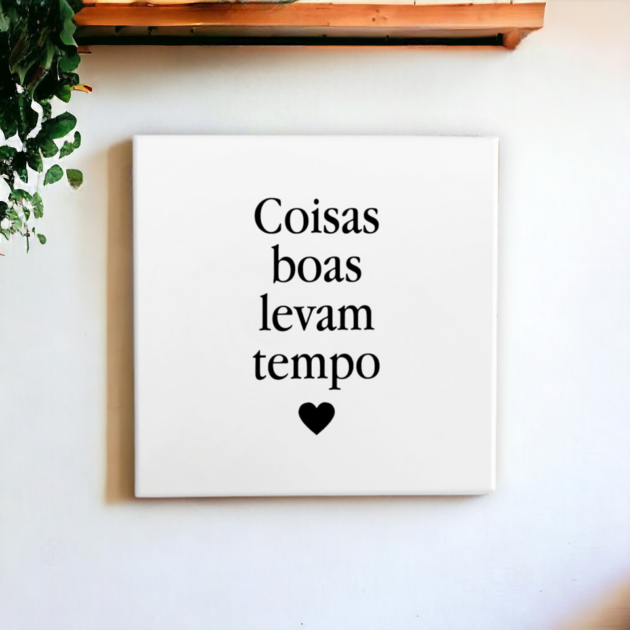 Azulejo decorativo com a frase Coisas boas levam tempo 