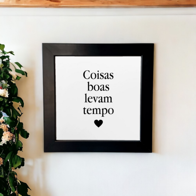 Azulejo decorativo com a frase Coisas boas levam tempo 