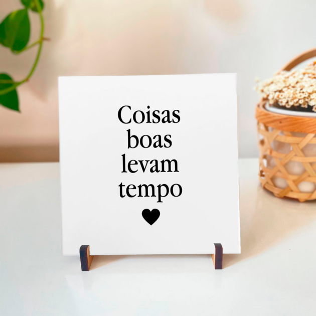 Azulejo decorativo com a frase Coisas boas levam tempo 