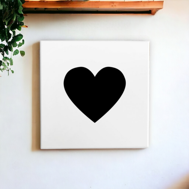 Azulejo decorativo com o desenho de um Coração Preto