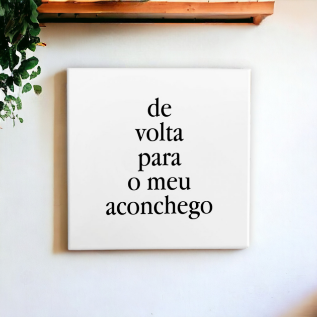 Azulejo decorativo com a frase De volta para o meu aconchego