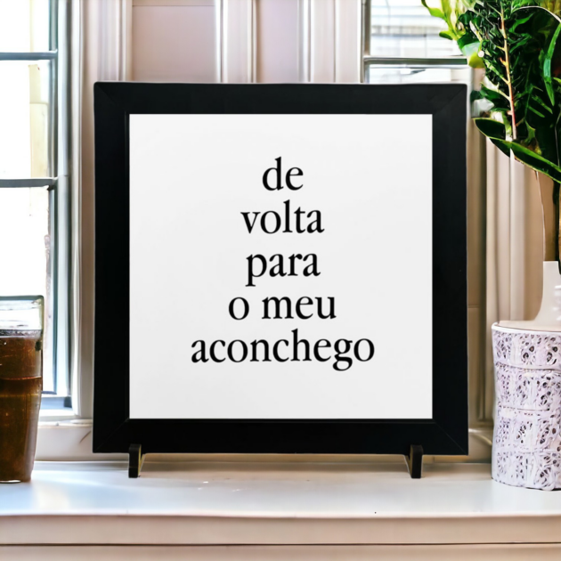 Azulejo decorativo com a frase De volta para o meu aconchego