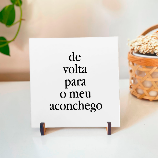 Azulejo decorativo com a frase De volta para o meu aconchego