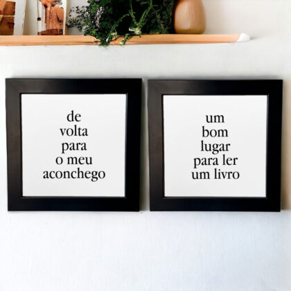 Conjunto de dois azulejos decorativos com a frase De volta para o meu aconchego e Um bom lugar para ler um livro