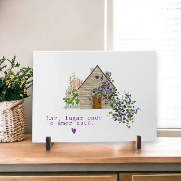 Azulejo decorativo com frase Lar, lugar onde o amor está com o desenho da casinha marrom com flores roxas