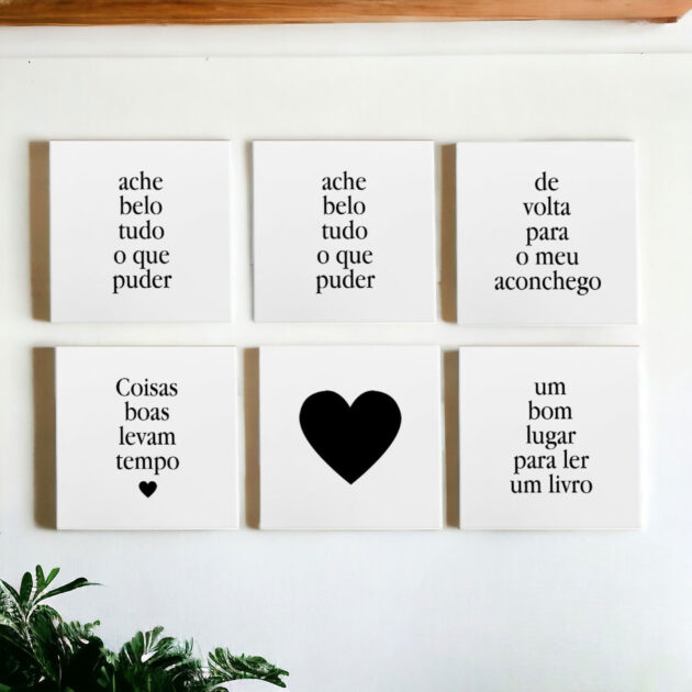 Conjunto de seis azulejos decorativos com as frases Ache o belo em tudo que puder; Casa com afeto; De volta para o meu aconchego; Coisas boas levam tempo; Coração Preto e Um bom lugar para ler um livro