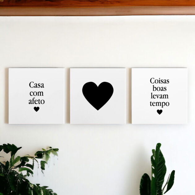 Conjunto de três azulejos decorativos com as frases Casa com afeto; Coração Preto e Coisas boas levam tempo