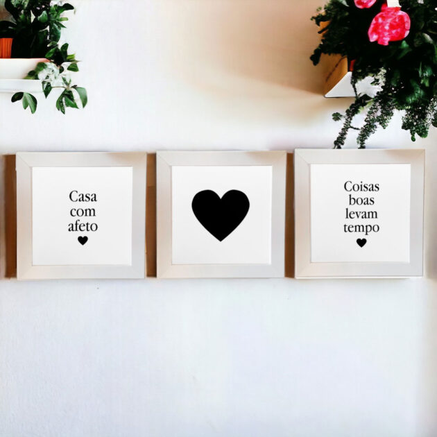 Conjunto de três azulejos decorativos com as frases Casa com afeto; Coração Preto e Coisas boas levam tempo