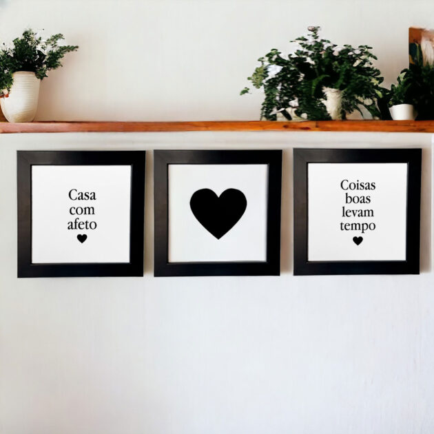 Conjunto de três azulejos decorativos com as frases Casa com afeto; Coração Preto e Coisas boas levam tempo