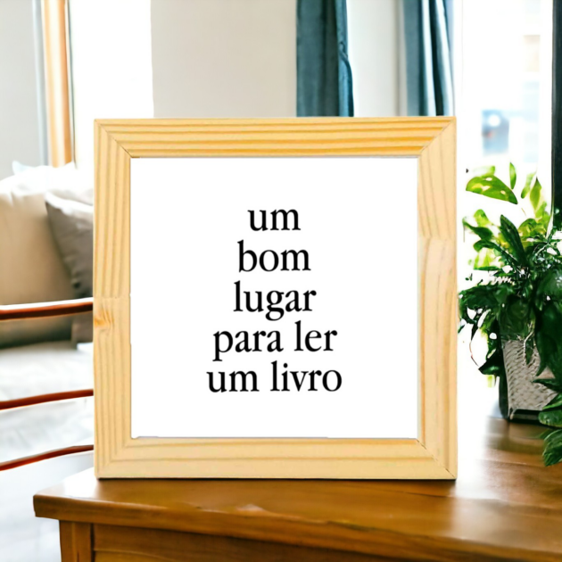 Azulejo decorativo com a frase Um bom lugar para ler um livro