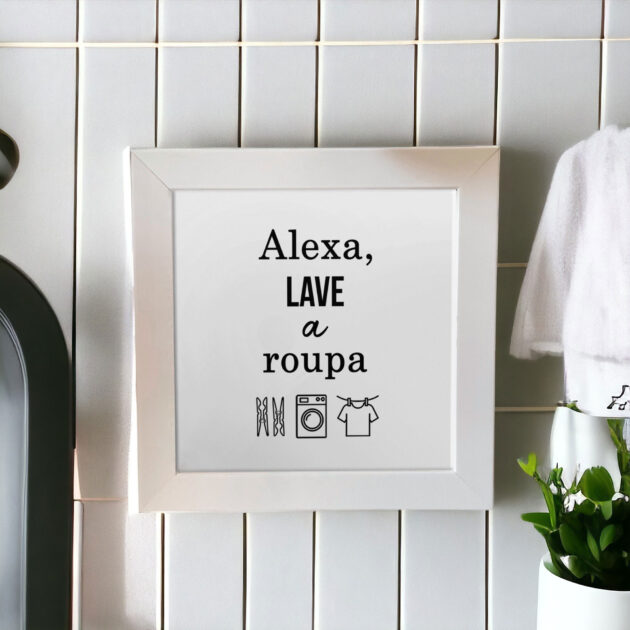 Azulejo decorativo para lavanderia com a frase Alexa, lave a roupa - Coleção Lavanderia P&B