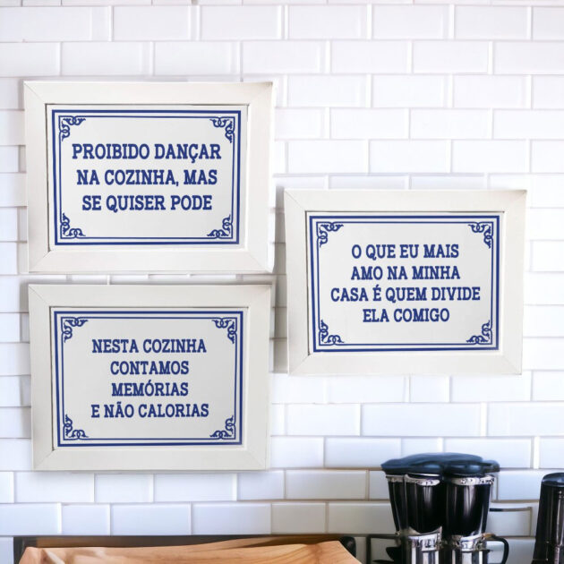 Conjunto de azulejos decorativos com as frases O que eu mais amo na minha casa é quem divide ela comigo, Proibido dançar na cozinha, mas se quiser pode e Nesta cozinha contamos memórias e não calorias