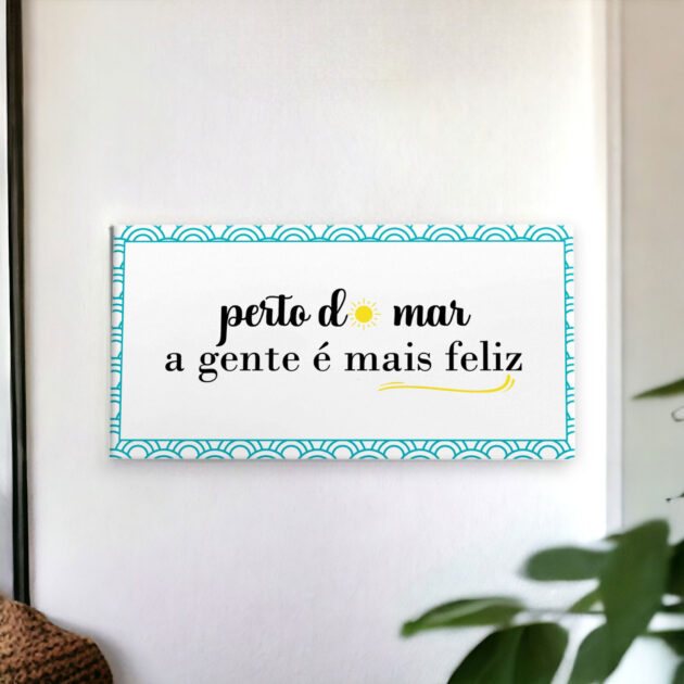 Azulejo decorativo com frase Perto do mar a gente é mais feliz decoração com tema de praia