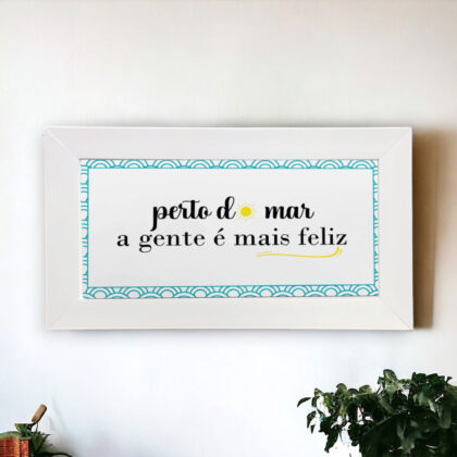 Azulejo decorativo com frase Perto do mar a gente é mais feliz decoração com tema de praia