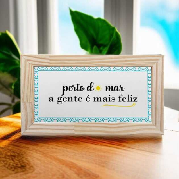 Azulejo decorativo com frase Perto do mar a gente é mais feliz decoração com tema de praia