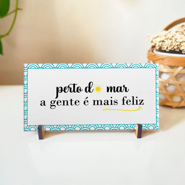 Azulejo decorativo com frase Perto do mar a gente é mais feliz decoração com tema de praia