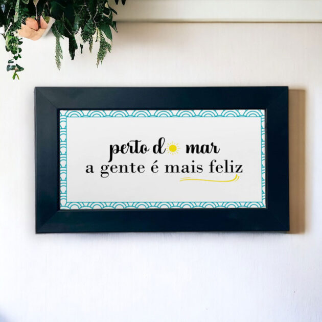 Azulejo decorativo com frase Perto do mar a gente é mais feliz decoração com tema de praia