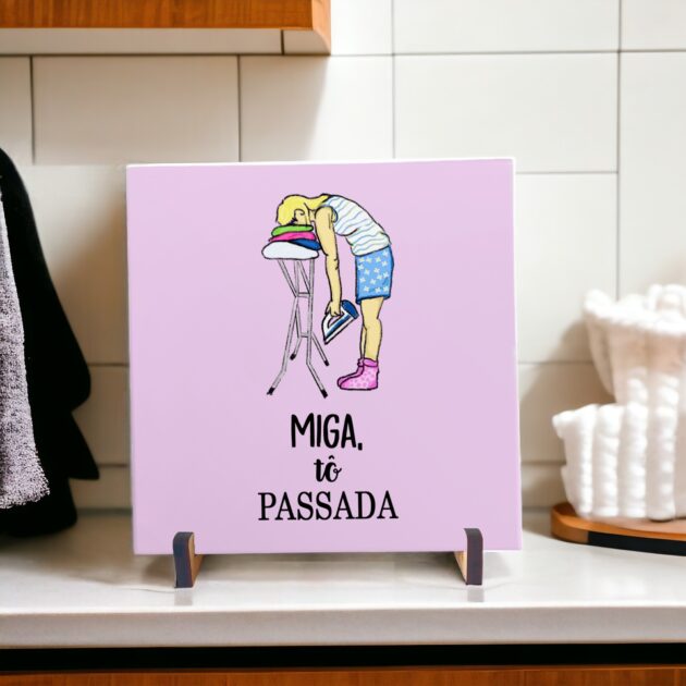 Azulejo decorativo para lavanderia com a frase Miga, tô passada com o desenho de uma moça com o rosto na tábua de passar roupa -  Lavanderia Divertida - Image 5