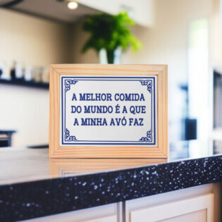 Azulejo decorativo com a frase A melhor comida do mundo é a que a minha avó faz - Coleção Portugal Azulejo Português