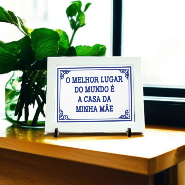 Azulejo decorativo com a frase O melhor lugar do mundo é a casa da minha mãe - Coleção Portugal Azulejo Português