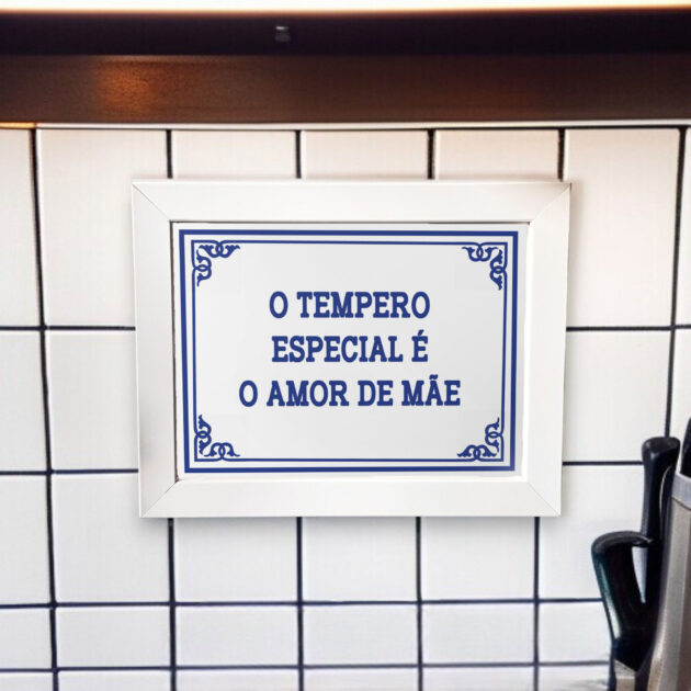 Azulejo decorativo com a frase O tempero especial é o amor de mãe - Coleção Portugal Azulejo Português