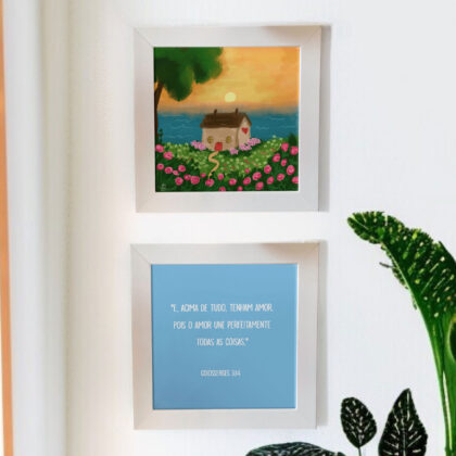 Conjunto de dois azulejos decorativos com as frases E, acima de tudo, tenham amor, pois o amor une perfeitamente todas as coisa – Colossenses 3:14 e o desenho de uma casa com um jardim com flores rosas e um nascer do Sol 