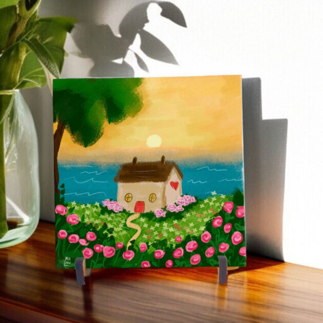 Azulejo decorativo com o desenho de uma casa com um jardim com flores rosas e um nascer do Sol 