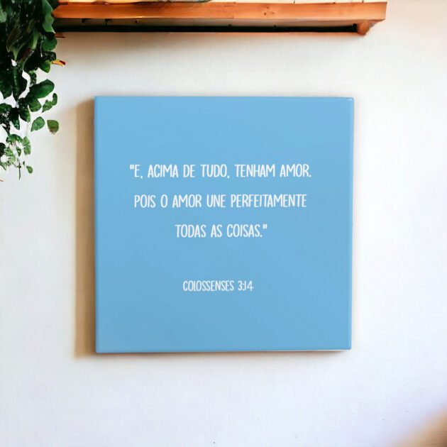 Azulejo decorativo com o versículo E, acima de tudo, tenham amor, pois o amor une perfeitamente todas as coisa - Colossenses 3:14