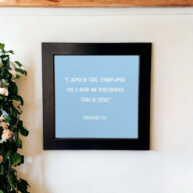 Azulejo decorativo com o versículo E, acima de tudo, tenham amor, pois o amor une perfeitamente todas as coisa - Colossenses 3:14