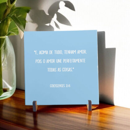 Azulejo decorativo com o versículo E, acima de tudo, tenham amor, pois o amor une perfeitamente todas as coisa - Colossenses 3:14