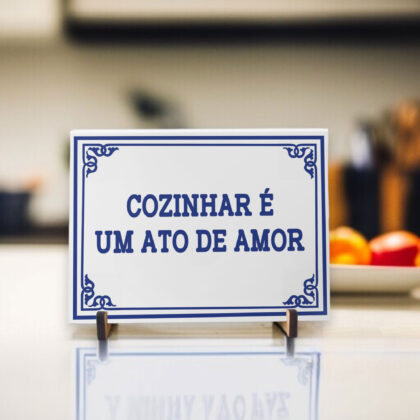 Azulejo decorativo com a frase Cozinhar é um ato de amor - Coleção Portugal Azulejo Português