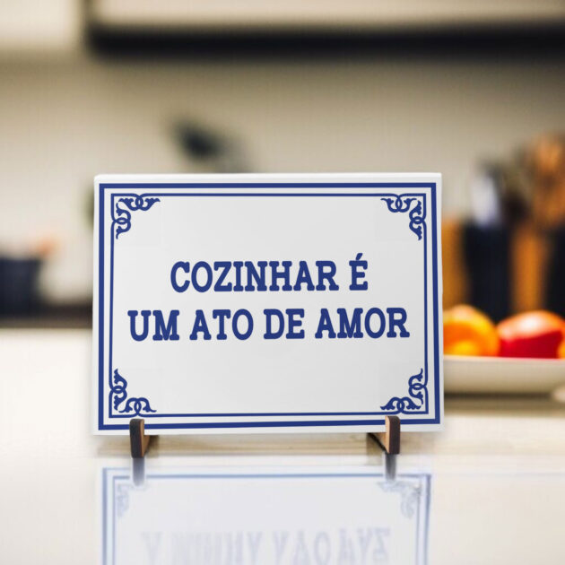 Azulejo decorativo com a frase Cozinhar é um ato de amor - Coleção Portugal Azulejo Português