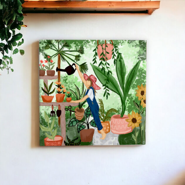 Azulejo decorativo com o desenho de uma mulher com uma jardineira regando as plantas