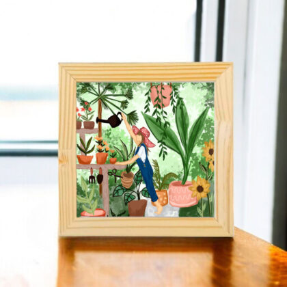 Azulejo decorativo com o desenho de uma mulher com uma jardineira regando as plantas