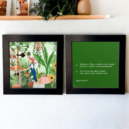 Conjunto de dois azulejos decorativos com o versículo Sonda-me, ó Deus, e conhece o meu coração, prova-me e conhece os meus pensamentos e com o desenho de uma mulher com uma jardineira regando as plantas 