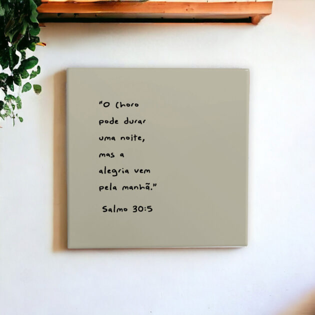 Azulejo decorativo com o versículo O choro pode durar uma noite, mas a alegria vem pela manhã - Salmo 30:5