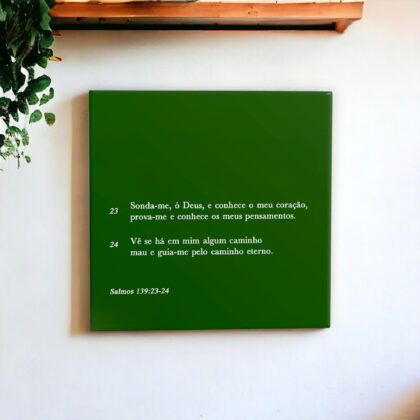 Azulejo decorativo com os versículos Sonda-me, ó Deus, e conhece o meu coração, prova-me e conhece os meus pensamentos. Vê se há em mim algum caminho mau e guia-me pelo caminho certo – Salmos 139: 23-24