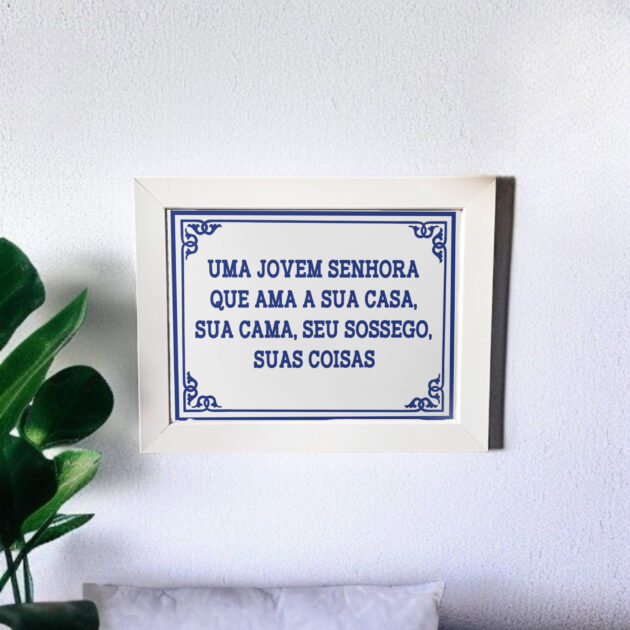 Azulejo decorativo com a frase Uma jovem senhora que ama a sua casa, sua cama, seu sossego, suas coisas - Coleção Portugal Azulejo Português - Image 5