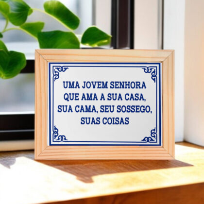 Azulejo decorativo com a frase Uma jovem senhora que ama a sua casa, sua cama, seu sossego, suas coisas - Coleção Portugal Azulejo Português