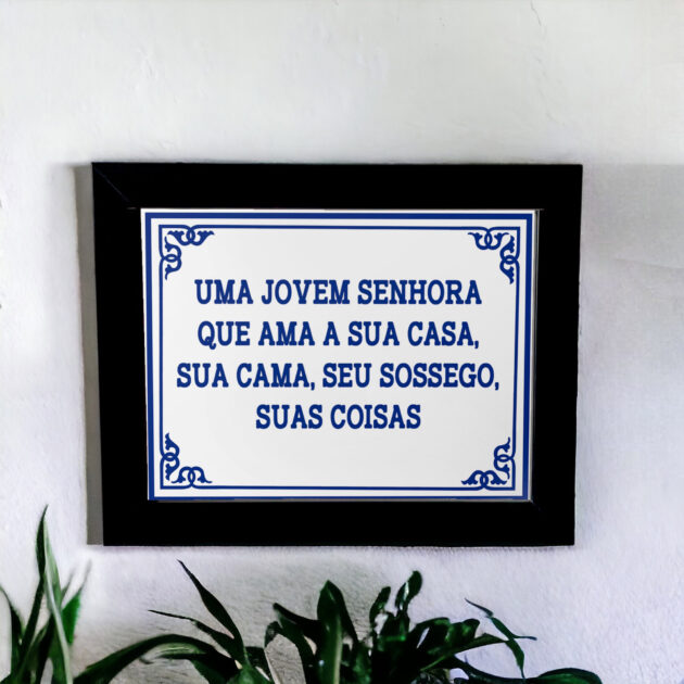 Azulejo decorativo com a frase Uma jovem senhora que ama a sua casa, sua cama, seu sossego, suas coisas - Coleção Portugal Azulejo Português - Image 3