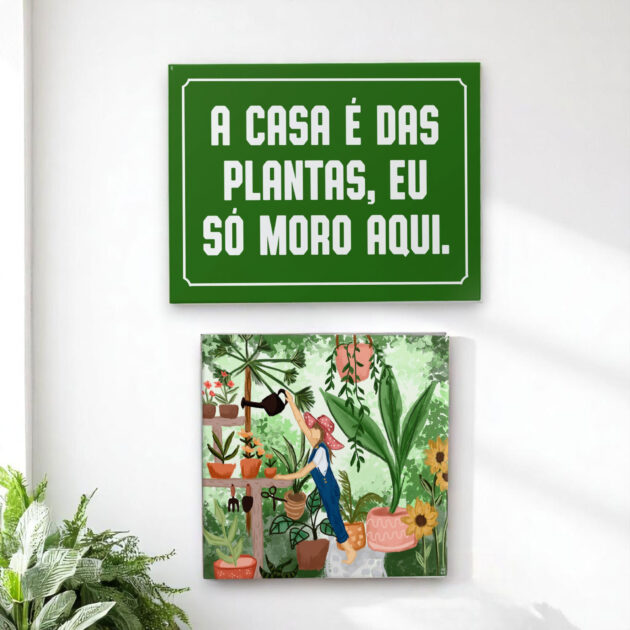 Conjunto de dois azulejos decorativos para o cantinho das plantas com a frase A casa é das plantas, eu só moro aqui e com o desenho de uma mulher regando as plantas
