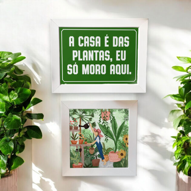 Conjunto de dois azulejos decorativos para o cantinho das plantas com a frase A casa é das plantas, eu só moro aqui e com o desenho de uma mulher regando as plantas
