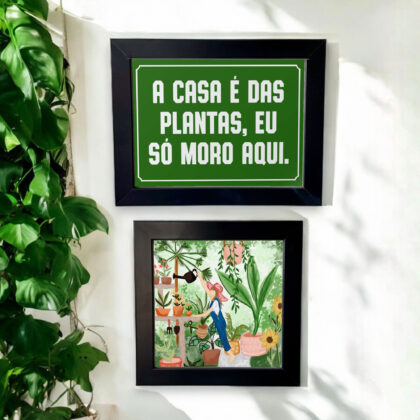Conjunto de dois azulejos decorativos para o cantinho das plantas com a frase A casa é das plantas, eu só moro aqui e com o desenho de uma mulher regando as plantas