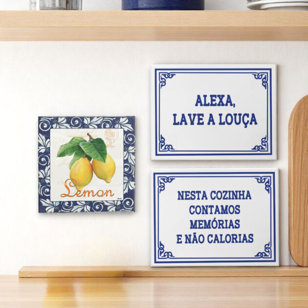 Conjunto de três azulejos decorativos para a cozinha com as frases Cozinhar é um ato de amor; Nesta cozinha contamos memórias e não calorias; Lemon