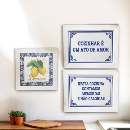 Conjunto de três azulejos decorativos para a cozinha com as frases Cozinhar é um ato de amor; Nesta cozinha contamos memórias e não calorias; Lemon