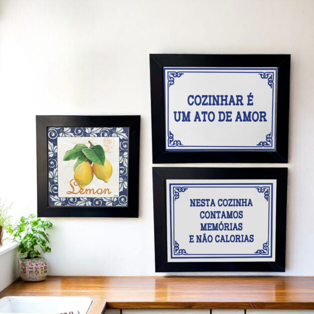 Conjunto de três azulejos decorativos para a cozinha com as frases Cozinhar é um ato de amor; Nesta cozinha contamos memórias e não calorias; Lemon
