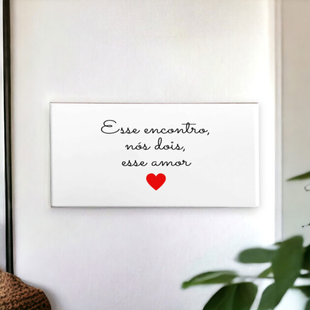 Azulejo decorativo com a frase Esse encontro, nós dois, esse amor - Presente para o Dia dos Namorados