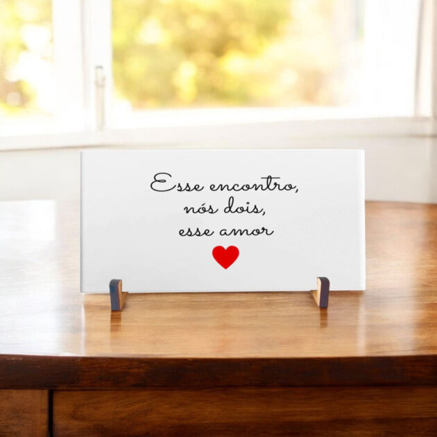 Azulejo decorativo com a frase Esse encontro, nós dois, esse amor - Presente para o Dia dos Namorados