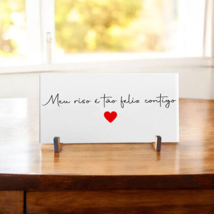 Azulejo decorativo com a frase Meu riso é tão feliz contigo - Presente para o Dia dos Namorados