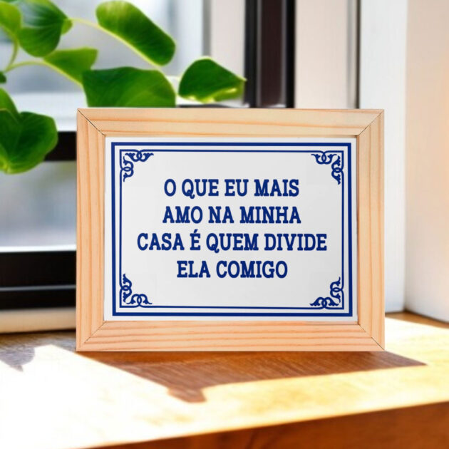 Azulejo decorativo com a frase O que eu mais amo na minha casa é quem divide ela comigo - Coleção Portugal Azulejo Português - Imagem 5